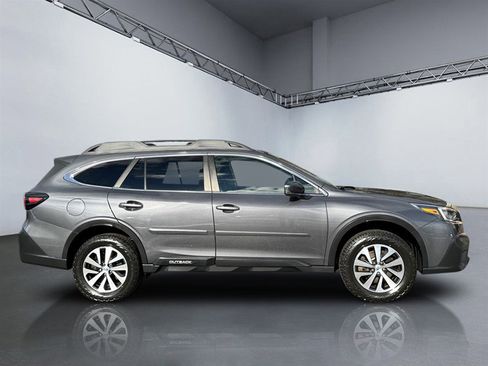 Used 2021 Subaru Outback Premium image 3