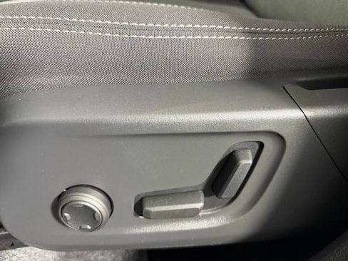 Used 2025 Volvo XC40 B5 Core image 23