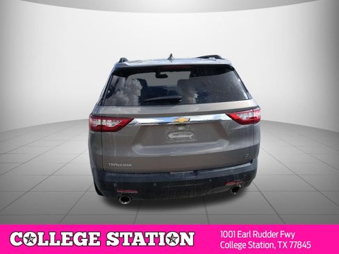 Used 2019 Chevrolet Traverse LT w/ LT Premium Package FWD image 3