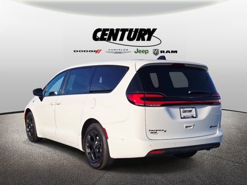 Used 2024 Chrysler Pacifica Limited image 6