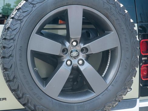Used 2020 Land Rover Defender 110 SE AWD/4WD image 17