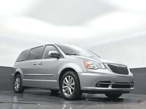 Used 2014 Chrysler Town & Country Touring-L FWD image 10