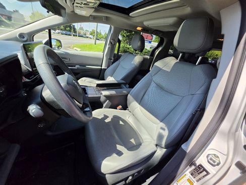 Used 2023 Toyota Sienna Limited AWD/4WD image 14