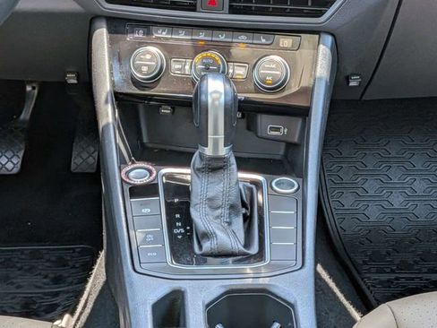 Used 2019 Volkswagen Jetta SE w/ Cold Weather Package FWD image 17