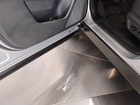 Used 2023 Mitsubishi Outlander SE image 98