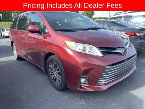 Used 2019 Toyota Sienna XLE w/ XLE Navigation Package FWD image 9