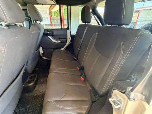 Used 2017 Jeep Wrangler Unlimited Sahara w/ Connectivity Group AWD/4WD image 23