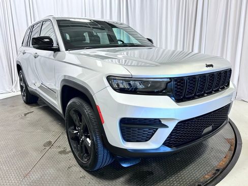 Used 2024 Jeep Grand Cherokee Altitude image 24