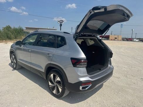 Used 2025 Volkswagen Taos SE AWD/4WD image 3