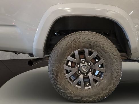 Used 2021 Toyota Tacoma SR5 AWD/4WD image 34