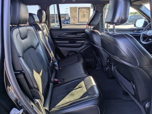 Used 2024 Jeep Grand Cherokee Altitude image 7