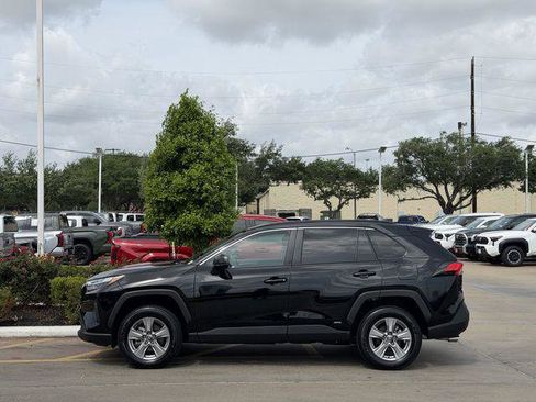 Certified 2025 Toyota RAV4 LE AWD/4WD image 4