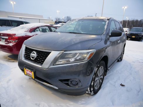 Used 2014 Nissan Pathfinder S image 2
