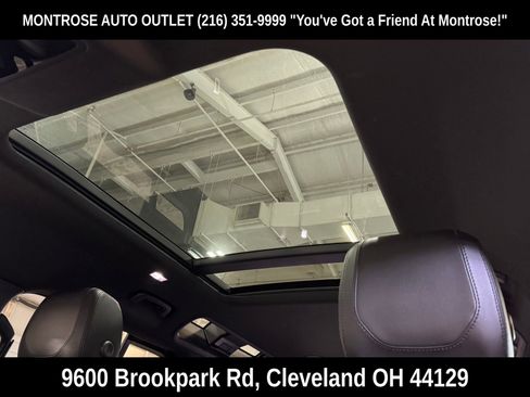 Used 2023 Land Rover Defender 110 SE image 28