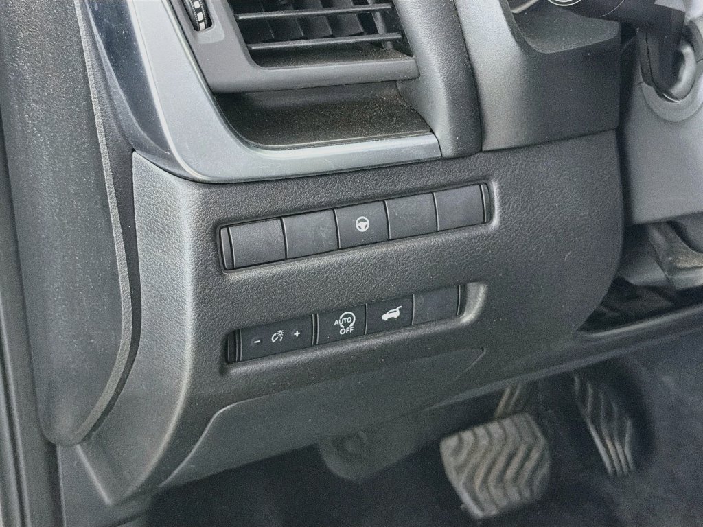 Used 2025 Nissan Rogue SV FWD image 13