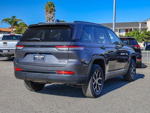 Used 2023 Jeep Grand Cherokee Limited w/ Black Appearance Package image 4