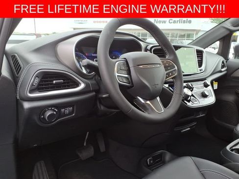 New 2027 Chrysler Pacifica Select AWD/4WD image 14