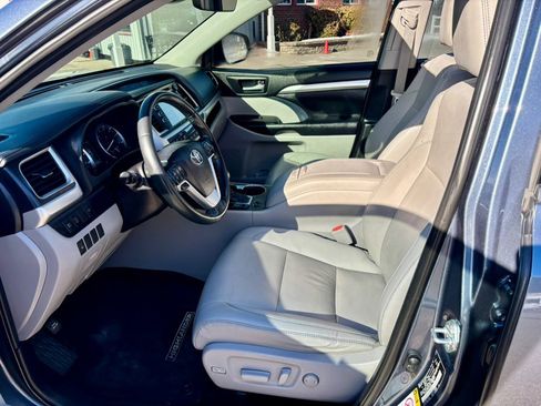 Used 2019 Toyota Highlander XLE image 11