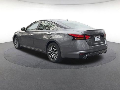 Used 2023 Nissan Altima 2.5 SV w/ SV Premium Package image 3