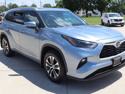 Used 2022 Toyota Highlander XLE AWD/4WD image 3
