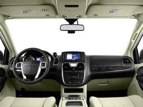 Used 2013 Chrysler Town & Country Limited w/ Luxury Group FWD image 5