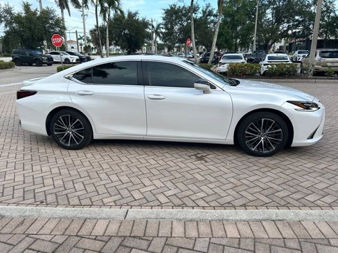 Used 2024 Lexus ES 300h w/ Premium Package FWD image 2