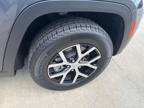 Used 2025 Jeep Grand Cherokee L Limited image 9