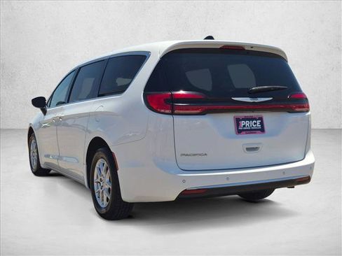 Used 2023 Chrysler Pacifica Touring-L FWD image 9