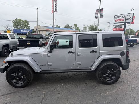 Used 2015 Jeep Wrangler Unlimited Sahara AWD/4WD image 4