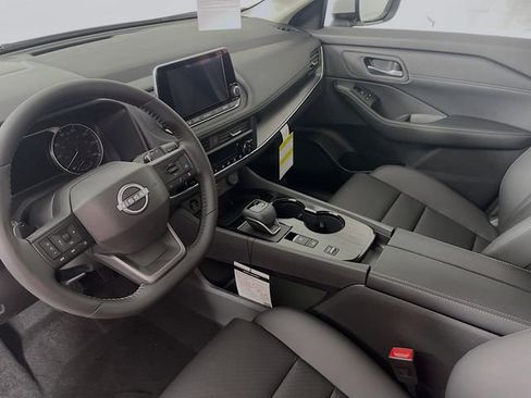 Used 2025 Nissan Rogue SV w/ SV Premium Package FWD image 7