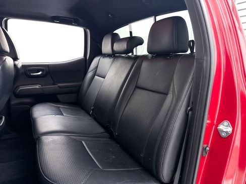 Used 2020 Toyota Tacoma TRD Off-Road w/ TRD Premium Off Road Package AWD/4WD image 32