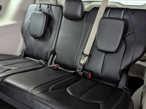 Used 2023 Chrysler Pacifica Touring-L FWD image 17
