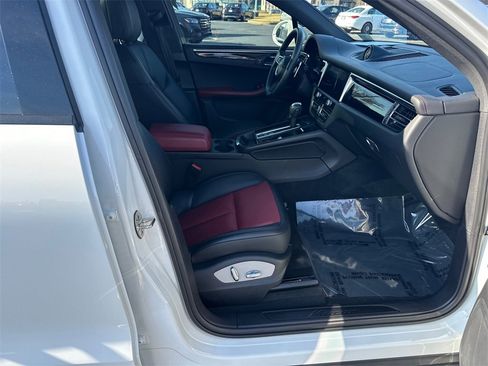 Used 2022 Porsche Macan image 13