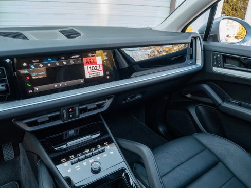 Certified 2024 Porsche Cayenne w/ Premium Package Plus (PFM) image 20