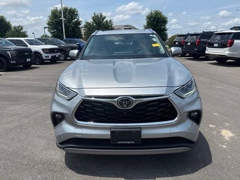Used 2022 Toyota Highlander Platinum AWD/4WD image 2