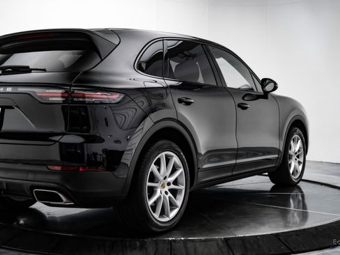 Used 2022 Porsche Cayenne w/ Premium Package image 13