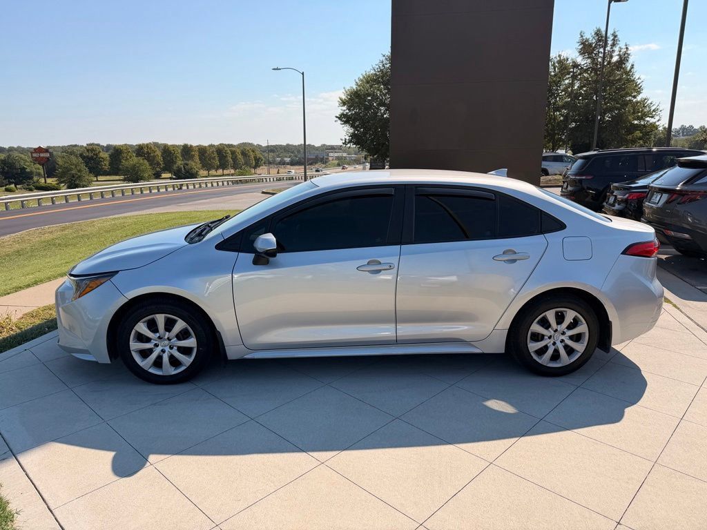 Used 2021 Toyota Corolla LE FWD image 5