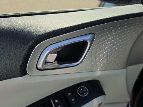 Certified 2025 Kia Soul LX FWD image 17