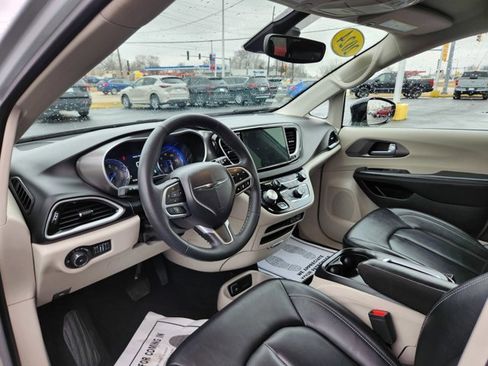 Used 2024 Chrysler Pacifica Touring-L image 2