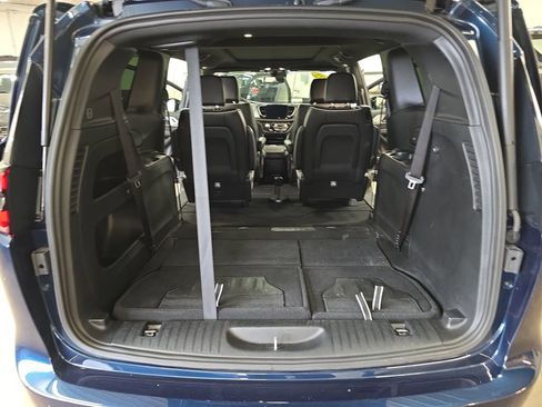Certified 2025 Chrysler Pacifica Limited FWD image 14