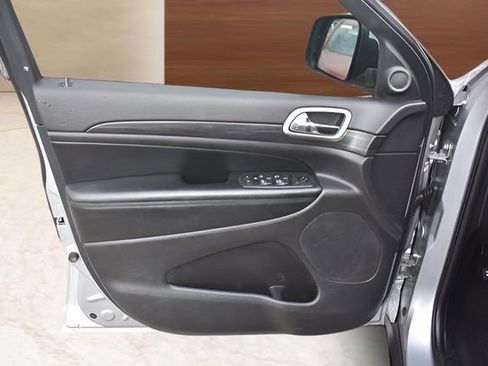 Used 2020 Jeep Grand Cherokee Laredo w/ 18" Wheel & 8.4" Radio Group image 9