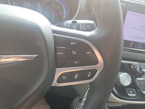 Used 2022 Chrysler Pacifica Touring-L image 14