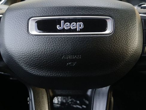 Used 2024 Jeep Grand Cherokee Altitude AWD/4WD image 3