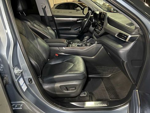 Used 2021 Toyota Highlander Platinum image 12