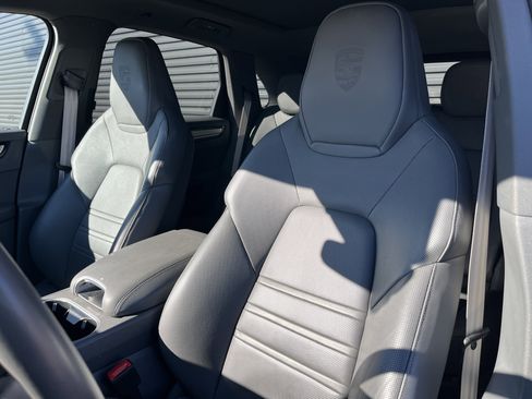 Certified 2023 Porsche Cayenne Platinum Edition image 12