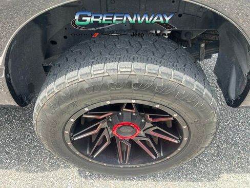 Used 2019 Nissan Titan SV w/ SV Convenience Package RWD image 4