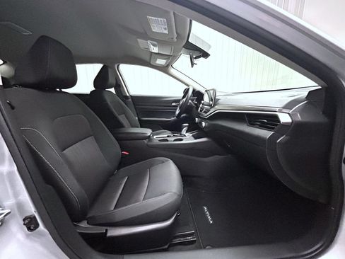 Used 2025 Nissan Altima 2.5 SV FWD image 15