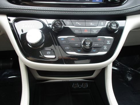 Used 2024 Chrysler Pacifica Limited FWD image 30