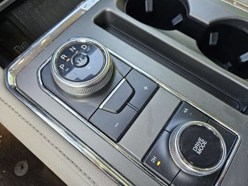 Used 2020 Ford Expedition XLT w/ Equipment Group 202A AWD/4WD image 29
