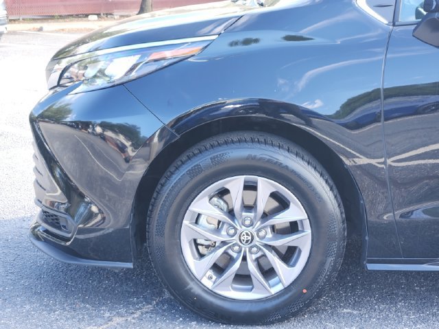 Certified 2025 Toyota Sienna LE FWD image 7